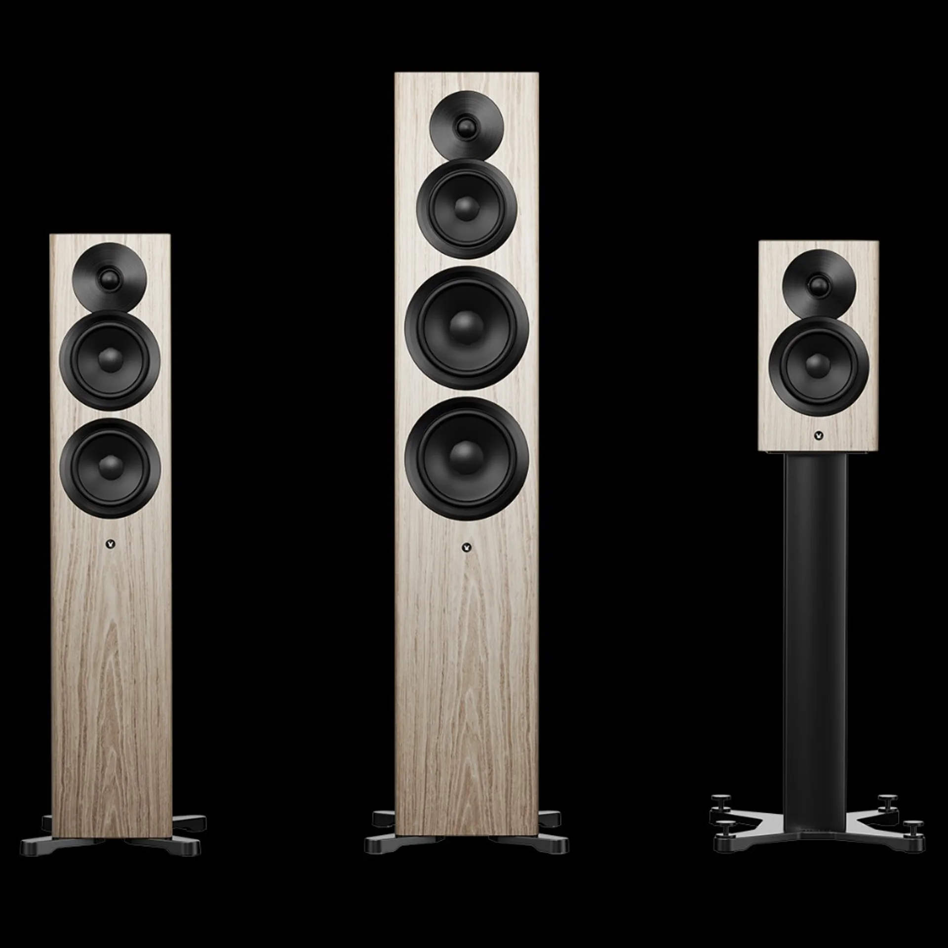Ba mẫu loa Dynaudio Focus veneer gỗ sáng: hai cột và một bookshelf trên chân, nền đen studio