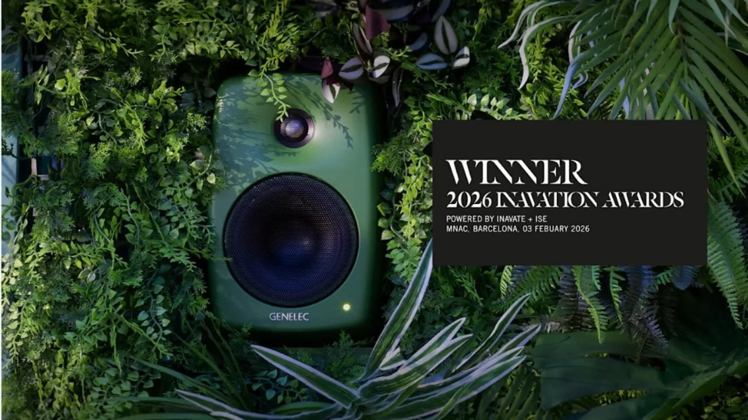 Loa Genelec màu xanh lá giữa thảm cây xanh, banner WINNER 2026 Inavation Awards MNAC Barcelona 03 February 2026
