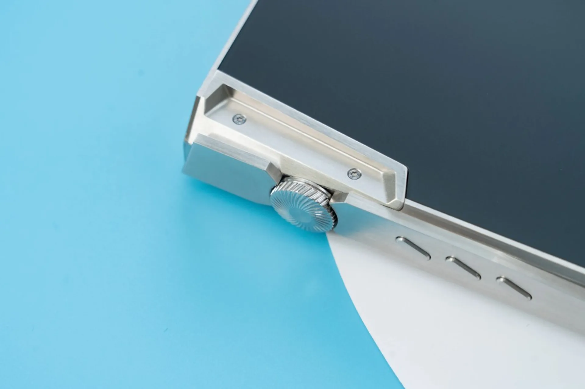 Close-up of iBasso DX340 brushed metal chassis, knurled volume wheel, and side playback buttons.