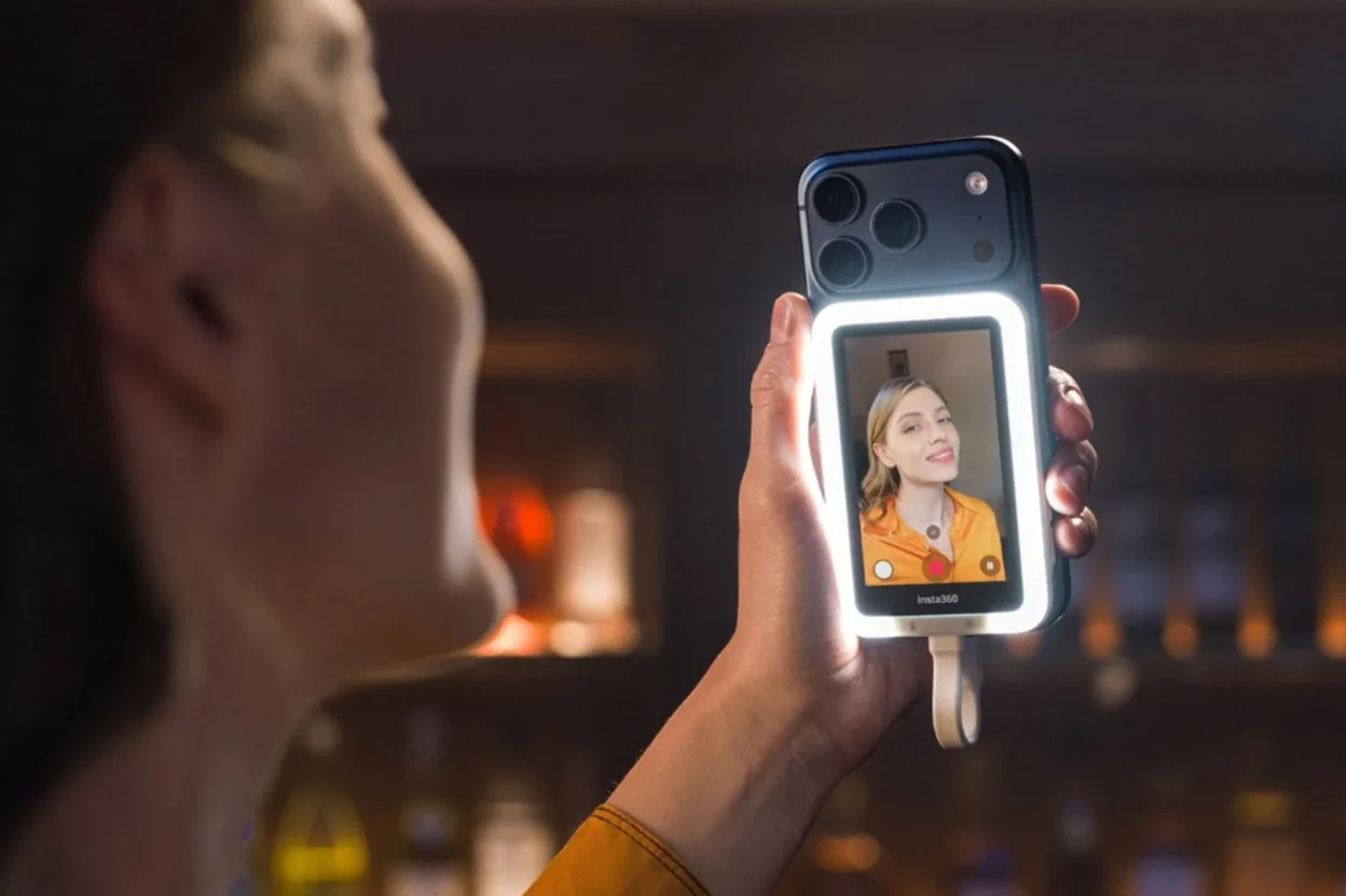 Insta360 Snap gắn sau iPhone, màn hình xem trước selfie và đèn ring sáng trong không gian bar ấm