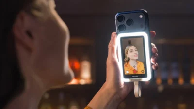 Insta360 Snap gắn sau iPhone, màn hình xem trước selfie và đèn ring sáng trong không gian bar ấm