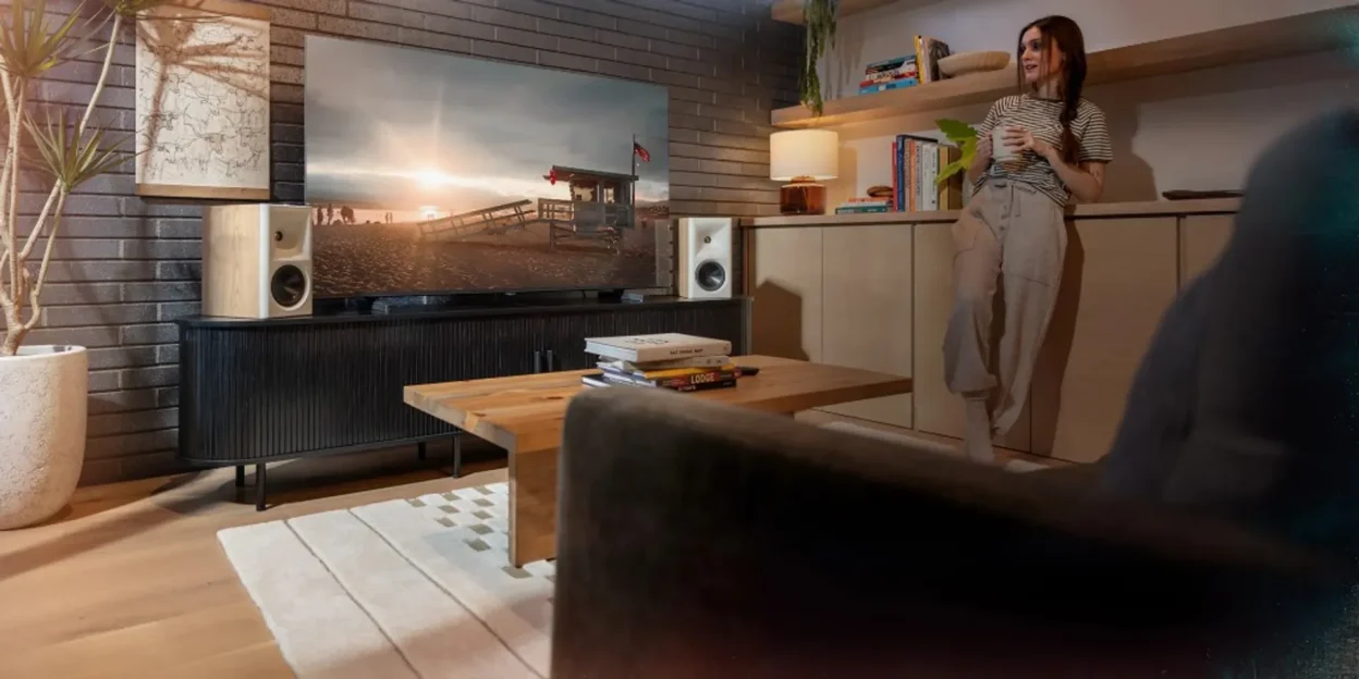 Phòng khách với TV và loa bookshelf Klipsch The Fives, ánh sáng ấm buổi tối