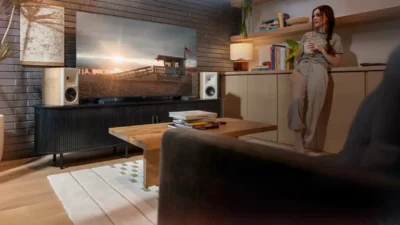 Phòng khách với TV và loa bookshelf Klipsch The Fives, ánh sáng ấm buổi tối