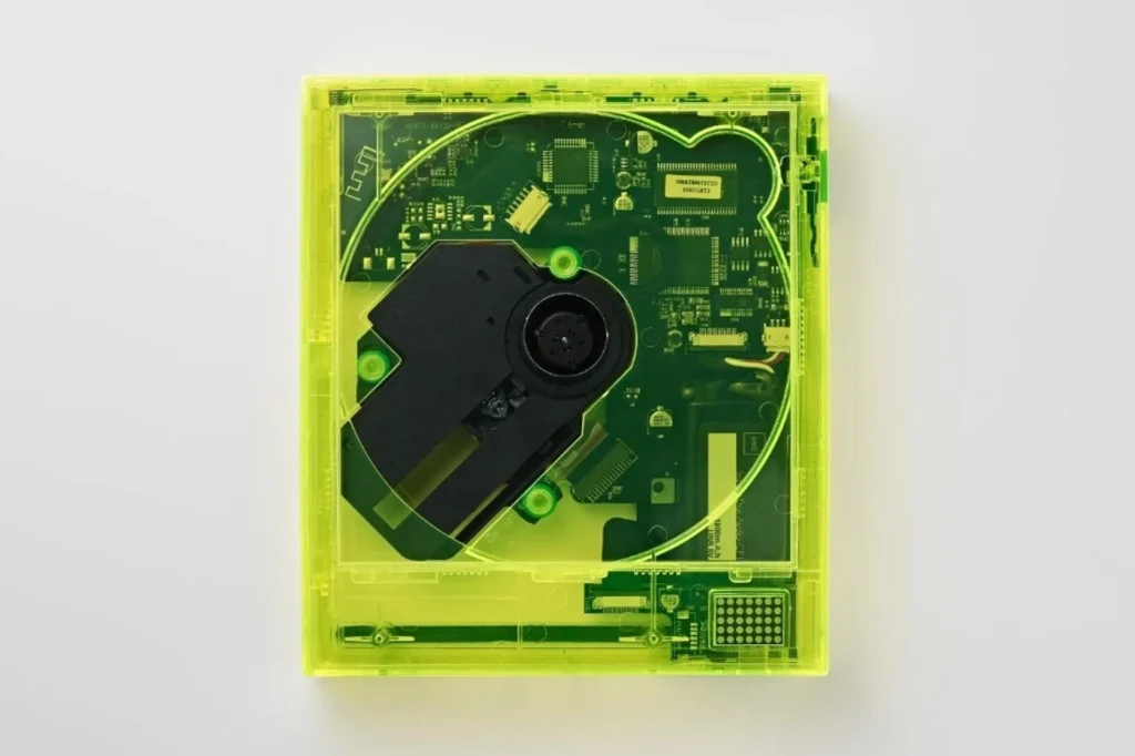 Nhìn từ trên km5 Instant Disk Player CP1: vỏ vàng neon trong, PCB và cơ CD, pin 1800mAh