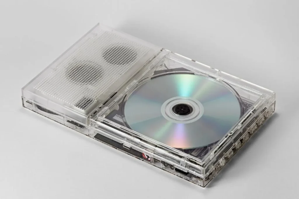 km5 CP2 vỏ trong: đĩa CD cầu vồng, khe loa lưới trắng hai driver, linh kiện và pin bên trong