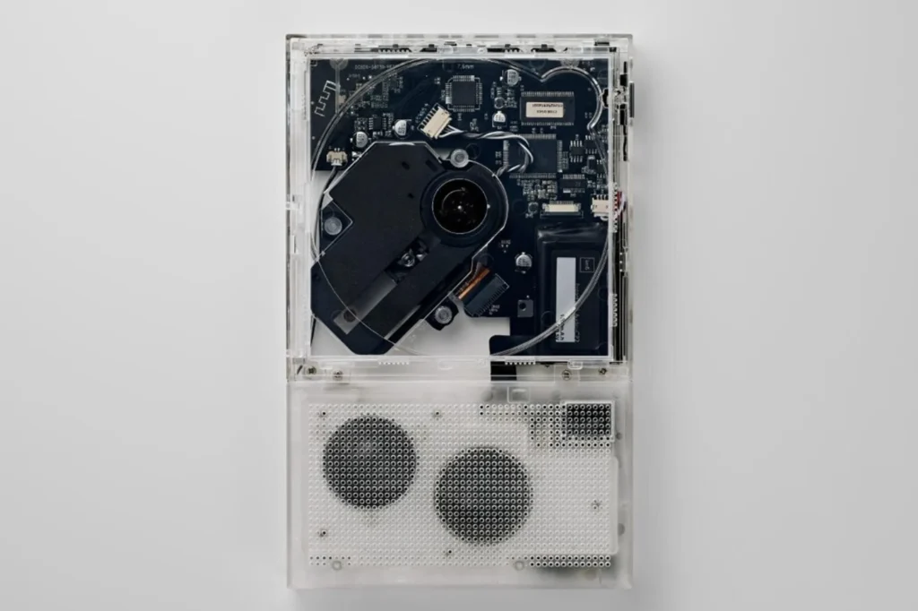 Nhìn từ trên km5 CP2: nửa trên cơ và mạch, nửa dưới loa lưới trắng, pin km5 1800mAh qua vỏ trong