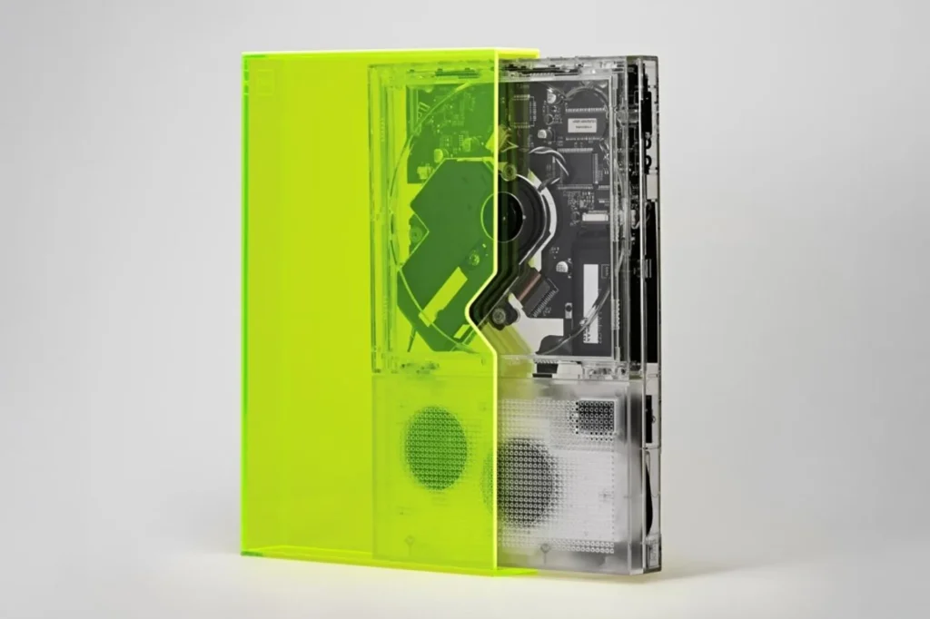 km5 CP2 nhìn nghiêng: vỏ trong, panel vàng neon, nút điều khiển cạnh máy