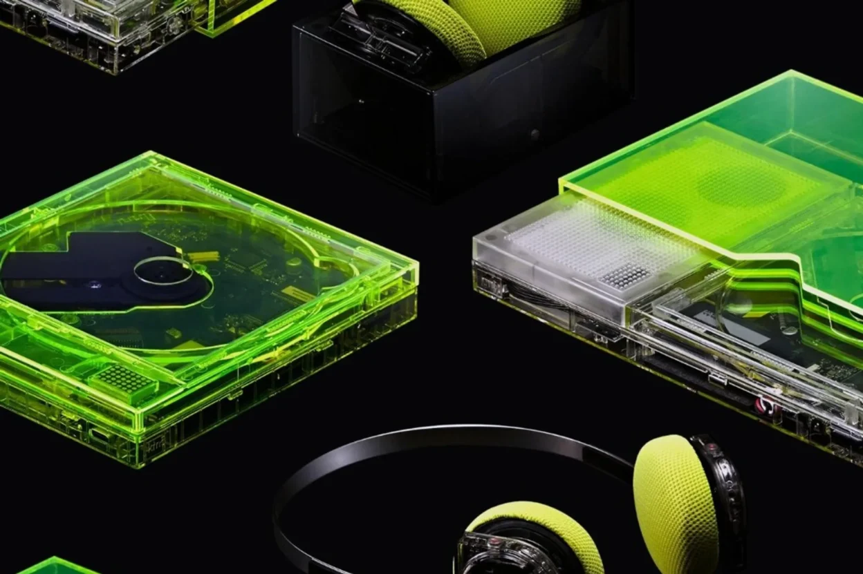 Bộ sưu tập km5 neon: máy CD trong vàng neon, thiết bị lớn hơn, tai nghe và hộp đen nền studio đen