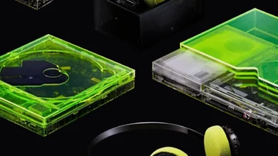 Bộ sưu tập km5 neon: máy CD trong vàng neon, thiết bị lớn hơn, tai nghe và hộp đen nền studio đen