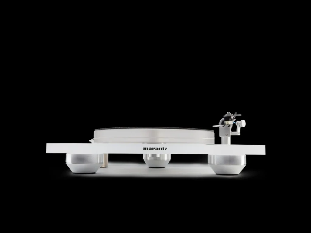 Marantz TT-15S1 chụp studio mặt hông nền đen, mâm acrylic và chân cô lập kim loại