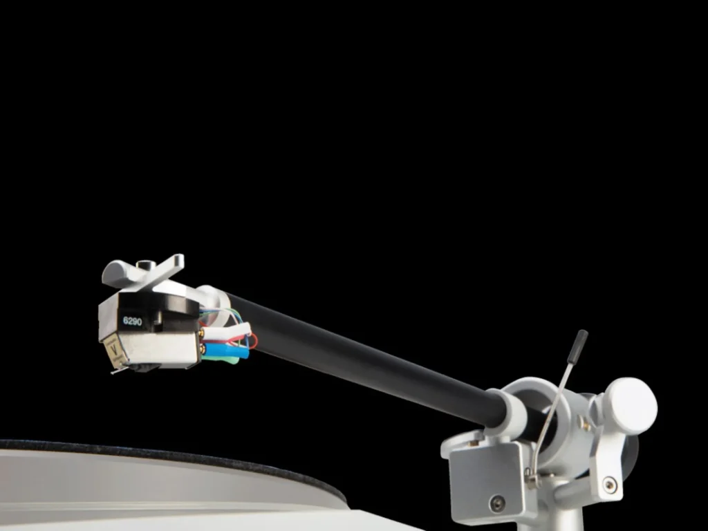 Cận cảnh tonearm và đầu kim cartridge Marantz TT-15S1 nền đen