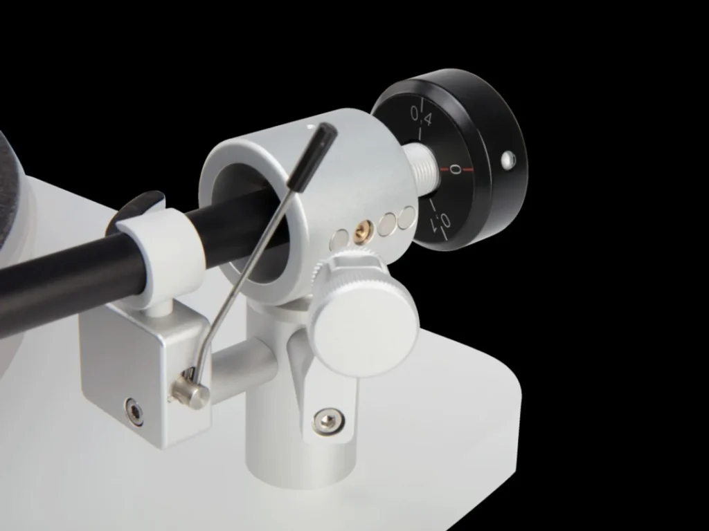 Cận cảnh gối đỡ tonearm và counterweight Marantz TT-15S1 nền đen