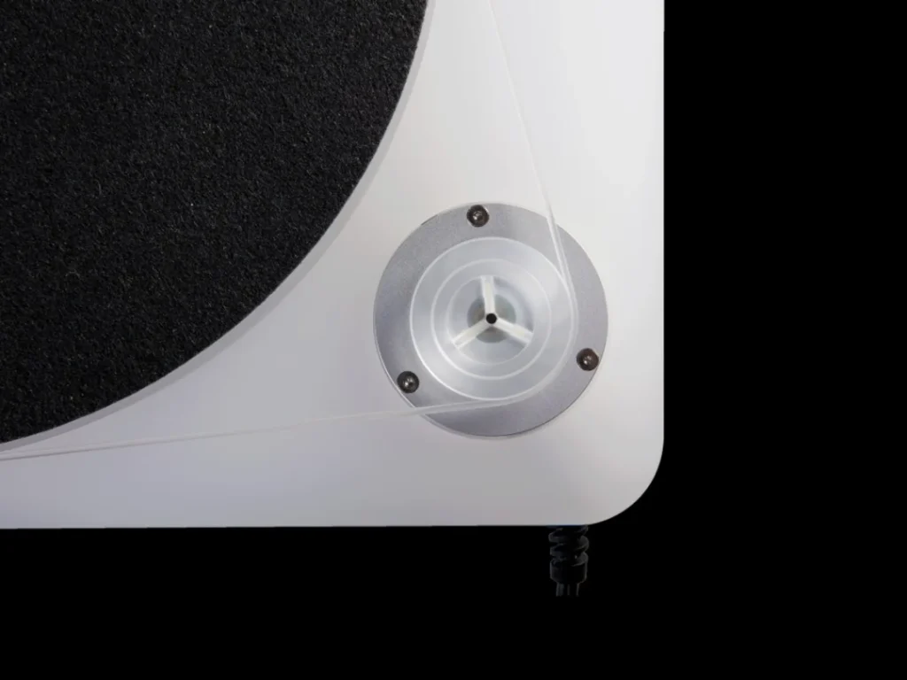 Nhìn từ trên: mâm, pulley và dây curoa drive Marantz TT-15S1