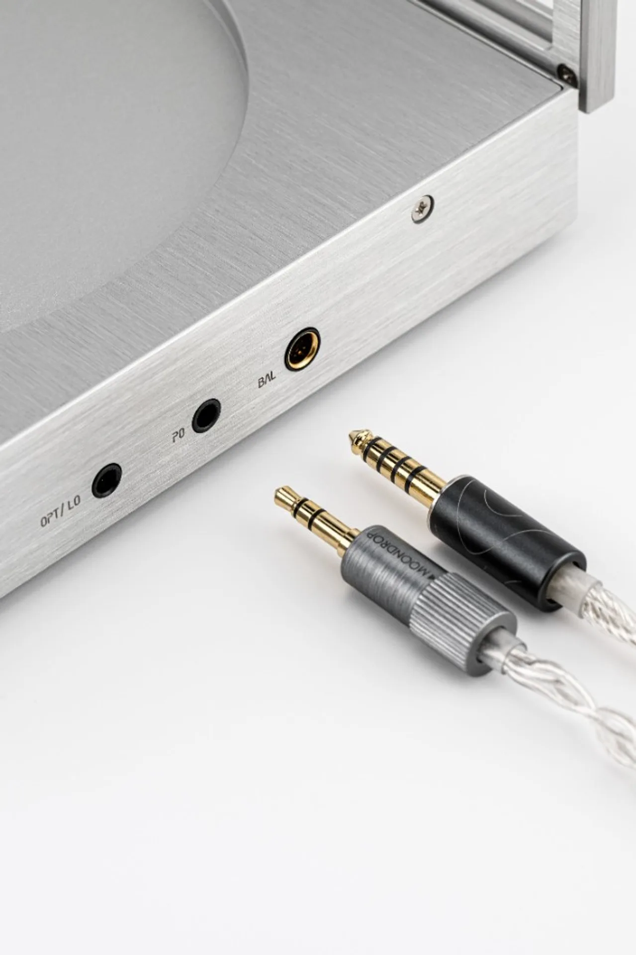 Moondrop DISCDREAM2 Ultra side outputs: OPT/LO, PO, BAL ports with Moondrop braided cables.