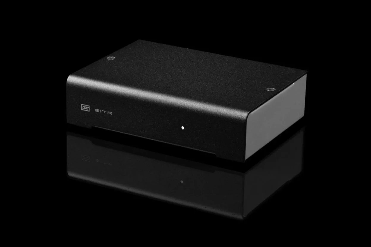 Schiit Eitr 2 mặt trước logo EITR và LED trắng, chụp studio nền đen có phản chiếu