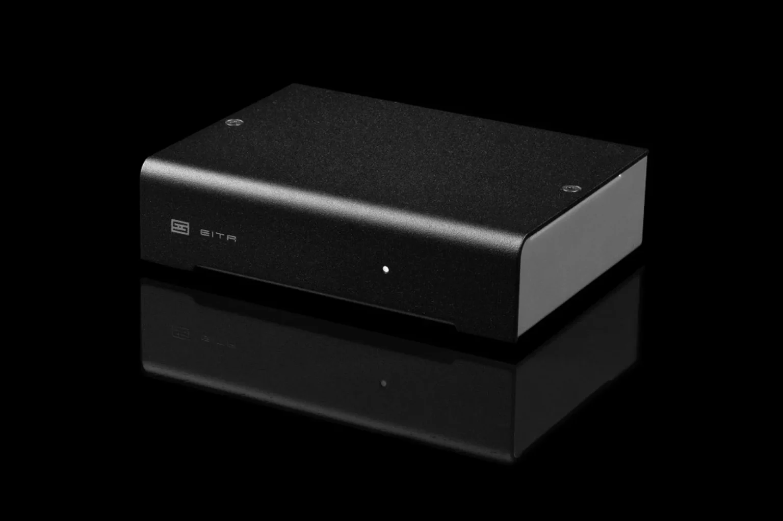 Schiit Eitr 2 mặt trước logo EITR và LED trắng, chụp studio nền đen có phản chiếu