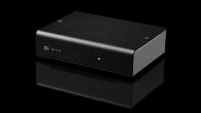 Schiit Eitr 2 mặt trước logo EITR và LED trắng, chụp studio nền đen có phản chiếu