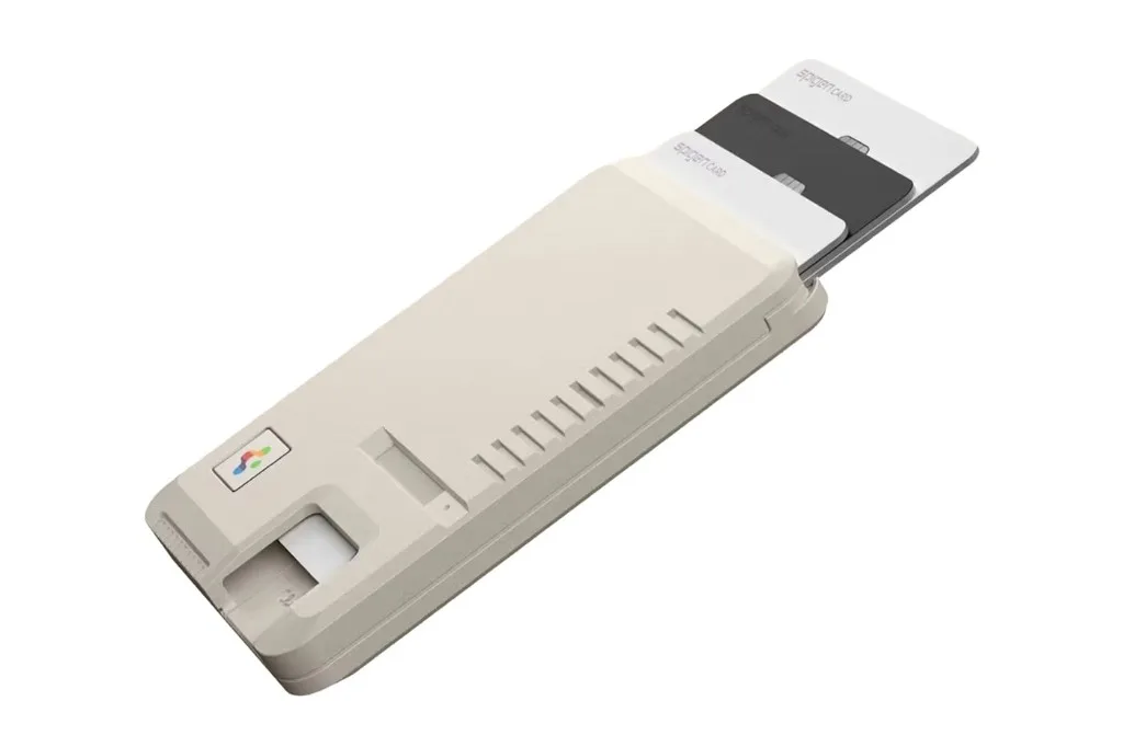 Isometric view of beige Spigen retro card holder with diagonal vents, thumb slot, and Spigen sample cards inserted.