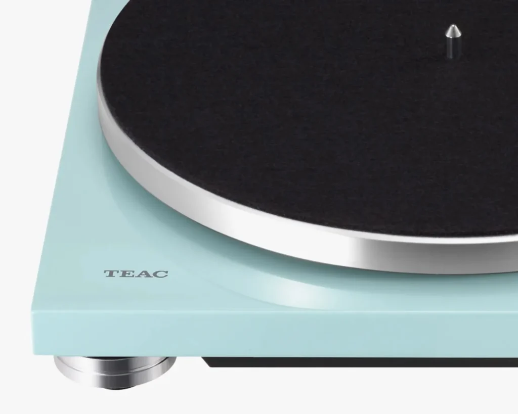TEAC TN-400BT-X mint plinth with silver speed selector 33-45-78 and Bluetooth power knob, tonearm and platter detail.