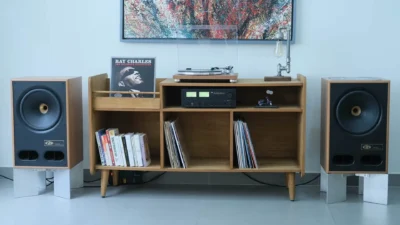 Vinyl listening corner with Vestlyd V12C speakers NAD C 3030 and TEAC TN-400BT-X turntable